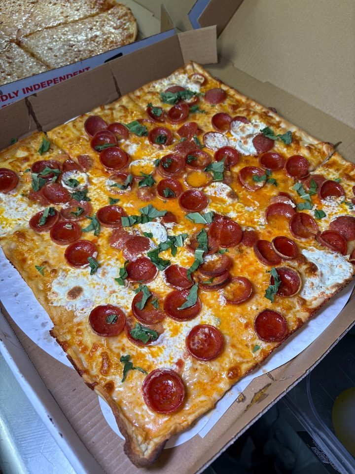 16'' Drunkn Grandma Pan Pizza With Roni Cups (Vodka Sauce)