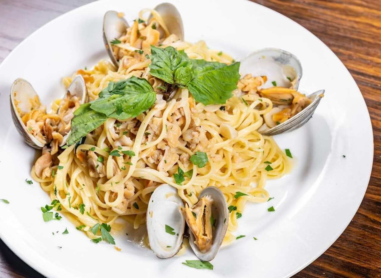 LINGUINI WITH CLAM SAUCE