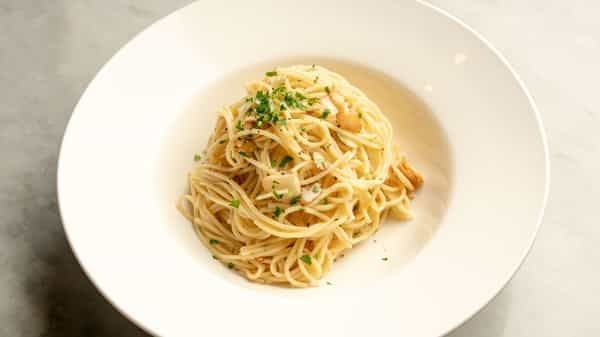 Spaghetti W/ Garlic & Oil